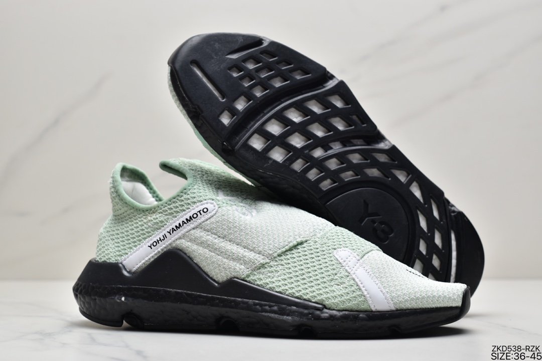 Brand new laceless design, Mimoto Yohji Adidas Y-3 Reberu Boost Saigao Knit Slip-On Sock Series Popcorn Samurai Avant-Garde Jogging Shoes ”Knitted Mint Green White Black and White” F97399 Size: 40 40.5 41 42 42.5 43 44 Barcode: 3104328000 Yamamoto Yohji's most representative black and white color is the main tone. The shoe body is made of a double-layer sock-type structure. Primeknit weaving combined with mesh fabric provides wrapping and breathability while increasing the overall sense of hierarchy. Embellished with classic Logo and slogan elements, equipped with Boost cushioning midsole, it fully integrates comfort into high street design. ID: ZKD538-RZK