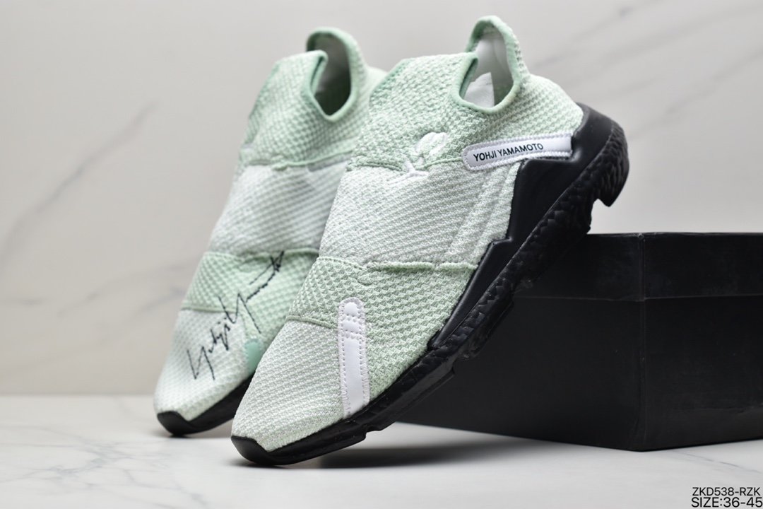 Brand new laceless design, Mimoto Yohji Adidas Y-3 Reberu Boost Saigao Knit Slip-On Sock Series Popcorn Samurai Avant-Garde Jogging Shoes ”Knitted Mint Green White Black and White” F97399 Size: 40 40.5 41 42 42.5 43 44 Barcode: 3104328000 Yamamoto Yohji's most representative black and white color is the main tone. The shoe body is made of a double-layer sock-type structure. Primeknit weaving combined with mesh fabric provides wrapping and breathability while increasing the overall sense of hierarchy. Embellished with classic Logo and slogan elements, equipped with Boost cushioning midsole, it fully integrates comfort into high street design. ID: ZKD538-RZK