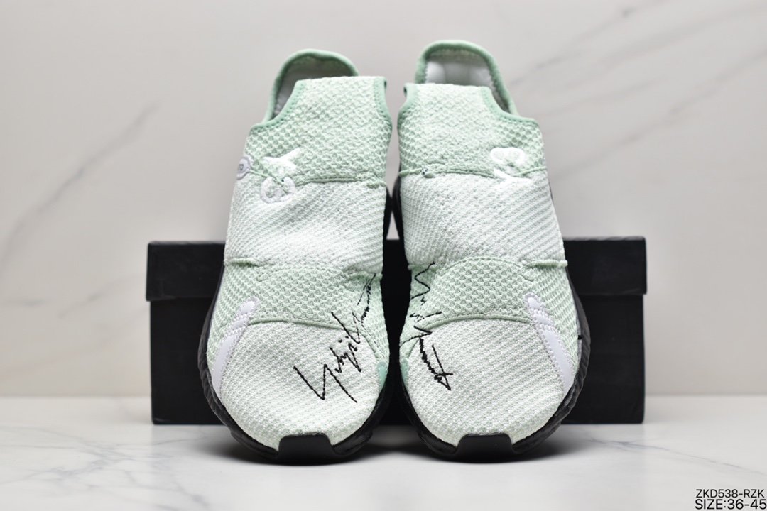 Brand new laceless design, Mimoto Yohji Adidas Y-3 Reberu Boost Saigao Knit Slip-On Sock Series Popcorn Samurai Avant-Garde Jogging Shoes ”Knitted Mint Green White Black and White” F97399 Size: 40 40.5 41 42 42.5 43 44 Barcode: 3104328000 Yamamoto Yohji's most representative black and white color is the main tone. The shoe body is made of a double-layer sock-type structure. Primeknit weaving combined with mesh fabric provides wrapping and breathability while increasing the overall sense of hierarchy. Embellished with classic Logo and slogan elements, equipped with Boost cushioning midsole, it fully integrates comfort into high street design. ID: ZKD538-RZK